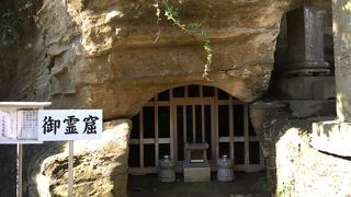 龍口刑場跡に建つ日蓮宗の本山です。