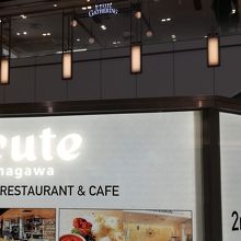 モール内の案内板