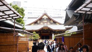 湯島天満宮の中で一番はじめに目にする鳥居