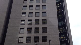 日比谷交差点に面して建つ