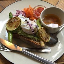 スマッシュアボカドトースト