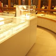 ハワイアンジュエリーが販売されている