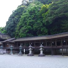 渡り廊下の奥に見えるのが神社。