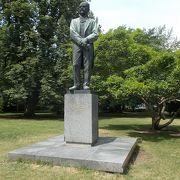 この記念碑はドヴォジャーク公園の中にあります。