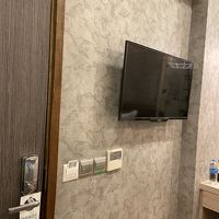 ドアの横にはテレビ