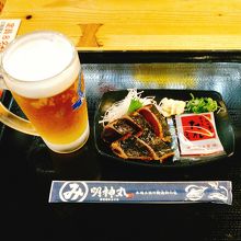 明神丸のタタキ小とビールのセット1180円