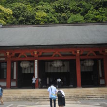 朱塗りの本殿に向かって六芒星に立つ