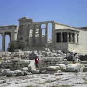 ペルシア軍によって破壊されたパルテノン神殿の前身で、現在は礎石のみが残るアクロポリスの原点です。