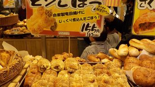 いつも混んでいるパン屋さん