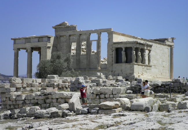 ペルシア軍によって破壊されたパルテノン神殿の前身で、現在は礎石のみが残るアクロポリスの原点です。