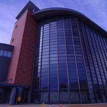 巨大なビル、中は１つの大きな空間