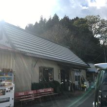 こんなオンボロ建屋が田舎蕎麦屋です
