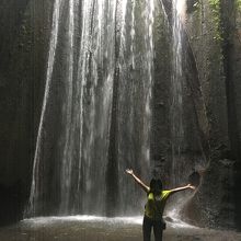 上から水が降り注ぐ