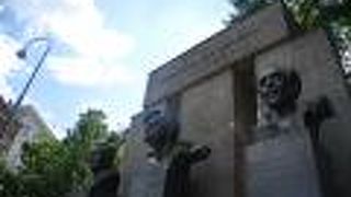 ３人の頭部のブロンズ像