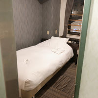 ドアを開けてすぐベッド。斬新。ベッドは動きます(キャスター式