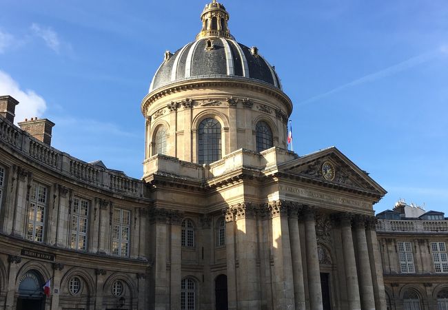 セーヌ川左岸にあるドーム型の屋根の建物です。