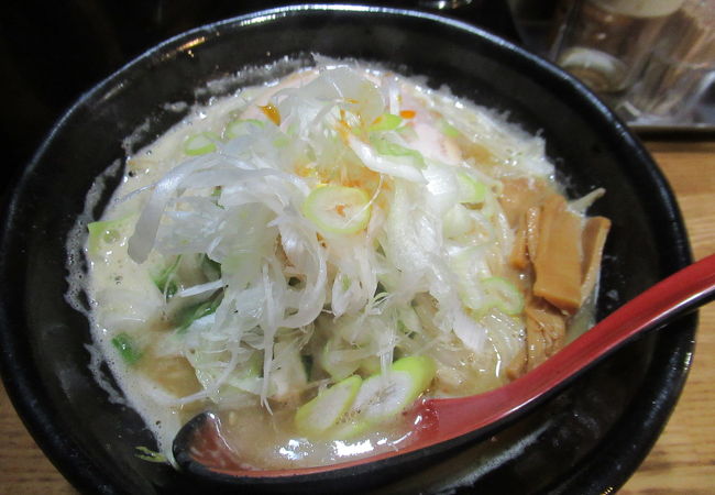 行列のできる味噌ラーメン店