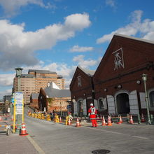 赤レンガに青い空