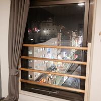 深夜でこれ。カーテンを半分開けて寝れば室内灯要らず
