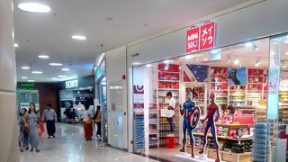 ３階にスーパーマーケット