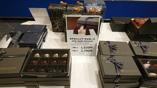 横浜インターコンチのお菓子、テディベア、客室にあるシャンプー等のグッズが買える。