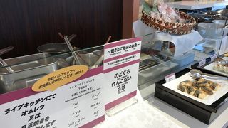 地元の名物も食べられる朝食ビュッフェ