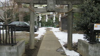 拝殿は民家の屋上部分にある