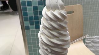 驚異のソフトクリームを食べてみてください。