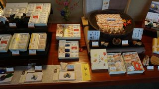 羽二重餅でゆず餡を包んだ「淡柚」