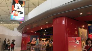 空港にディズニーストア！