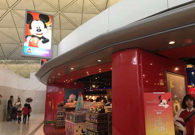 空港にディズニーストア！