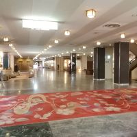 フロントから続く広い施設