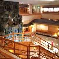 館内に滝が流れる泉の広場