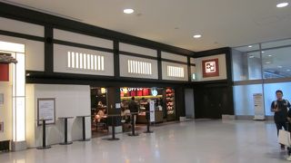 空港内はスタバが多い