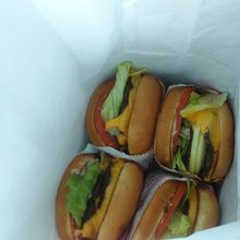 ダブルバーガーとチーズバーガーです