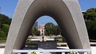 祈りをささげる人が絶えません