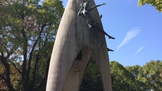 折り鶴をもつ少女の像