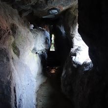 トンネルの幅は狭い