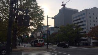 樹木が多く配置された紅葉がきれいな広い道路