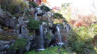 滝の裏側から見る紅葉