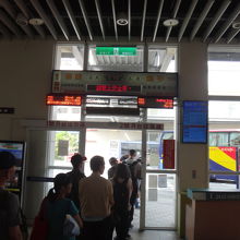 台鉄と高鐵をつなぐシャトルバス乗り場。