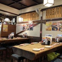 テーブル席、奥には小上がり席もある