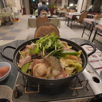 夕食に登場する名物の野菜鍋。