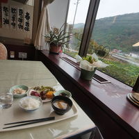 朝食は簡単なおかずのバイキング。