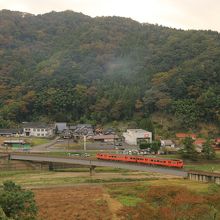 ベランダから見た山口線のローカル列車。