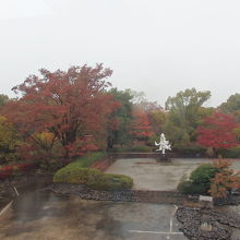 山梨県立美術館紅葉