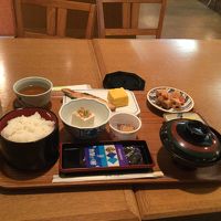 ６００円の朝食（和食）。魚が選べ、ご飯味噌汁はお替り自由。