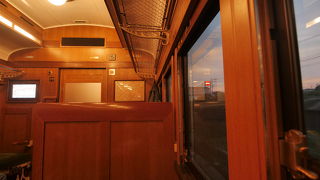 昔の客車をリメイクした「新車」は誰でもSLの旅を楽しめる設備が充実！