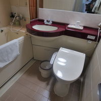 ウォシュレット完備のトイレと、広いバスタブのUB。