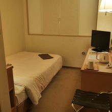 綺麗な部屋は個別空調と冷蔵庫完備で快適。